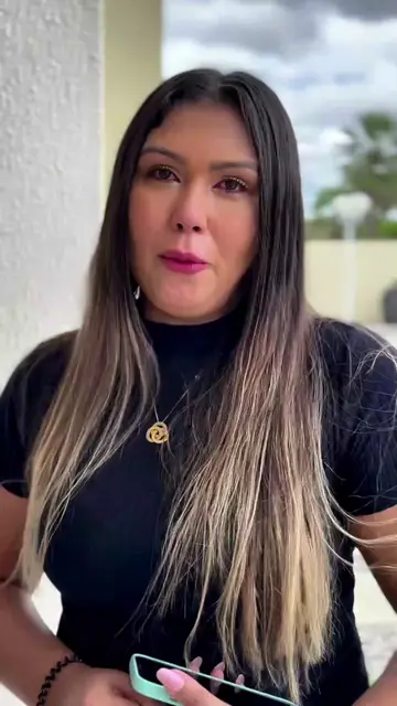 Cliente da Habitnet mostrando o apartamento pelo celular durante a visita