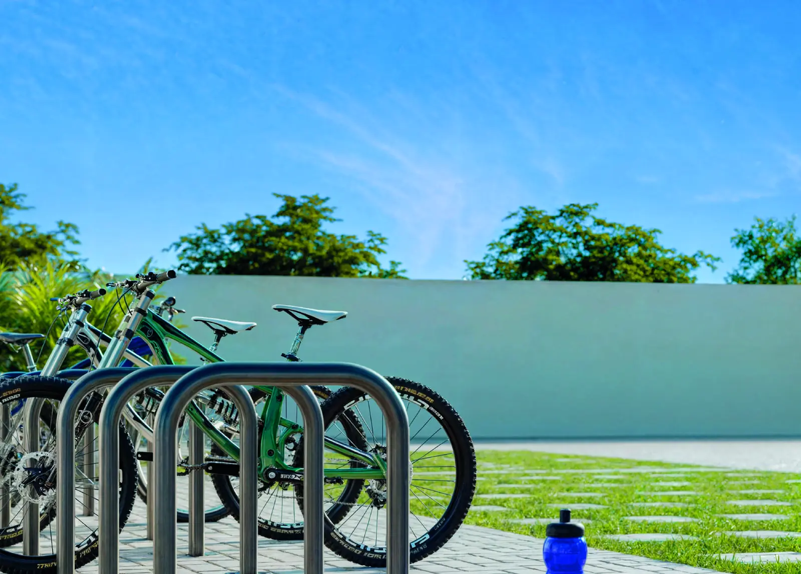 Bicicletário do Jóquei Condomínio Clube, com suportes metálicos e bicicletas