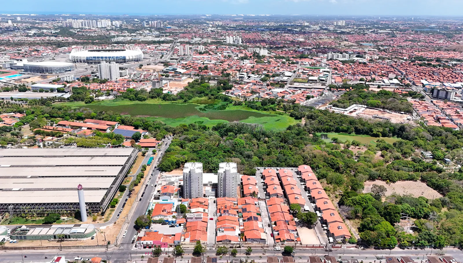 Vista aérea do bairro Passaré, em Fortaleza, com a área verde do Centro Administrativo do Banco do Nordeste, as avenidas do entorno e o terreno do Laguna Ville marcado