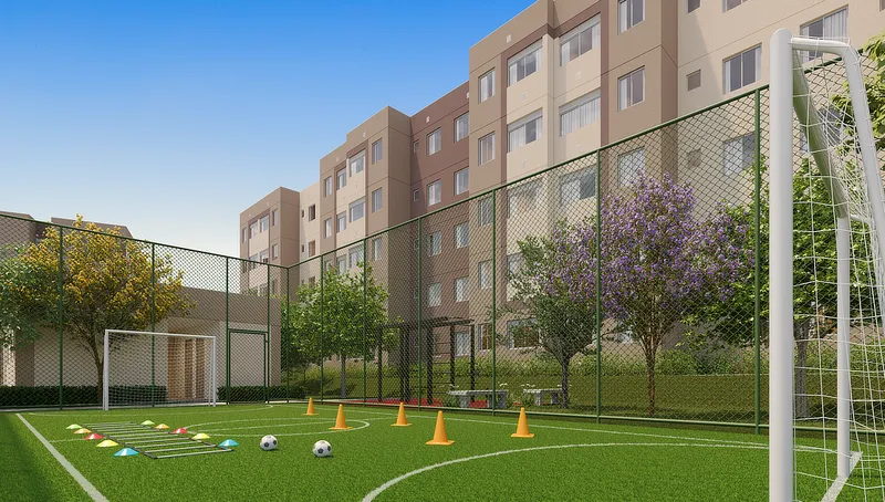 Quadra gramada do Laguna Ville, com traves, marcações e cones, entre os blocos