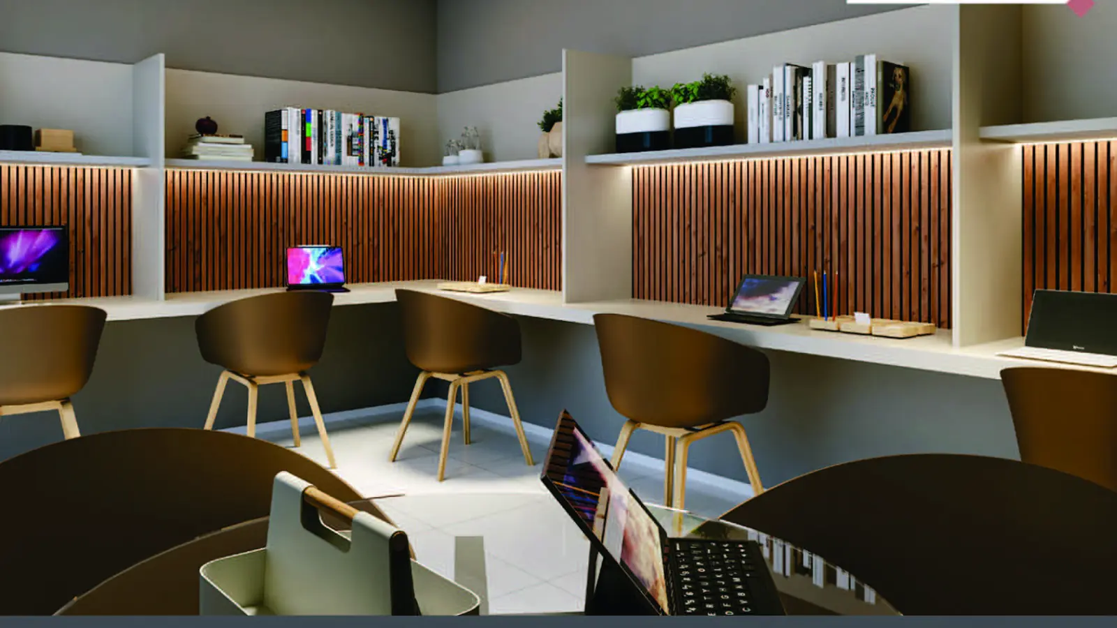 Coworking do Stay One, com bancada de trabalho, cadeiras, prateleiras e monitores