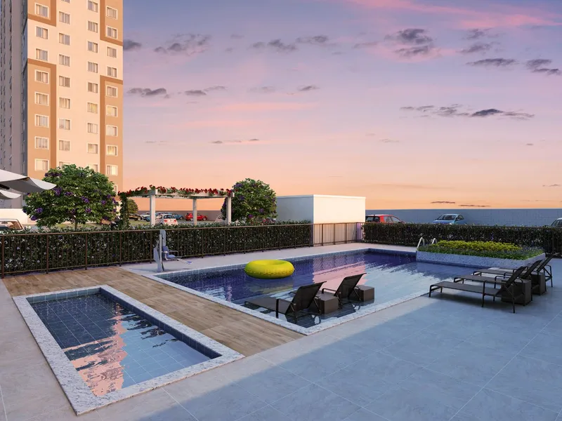 Piscinas adulto e infantil do Torre do Mar ao entardecer, com deck e espreguiçadeiras