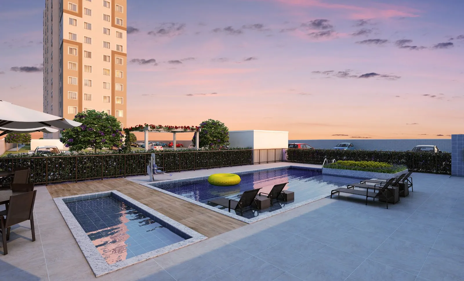 Piscinas adulto e infantil do Torre do Mar ao entardecer, com deck, espreguiçadeiras e as torres ao fundo