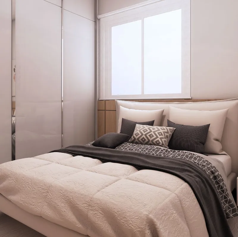 Quarto de casal decorado de um apartamento do Torre do Mar, com cama, roupeiro e janela ampla