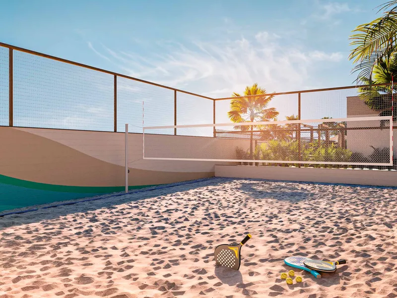 Quadra de beach tennis de areia do Vista Coqueiral, com rede e coqueiros