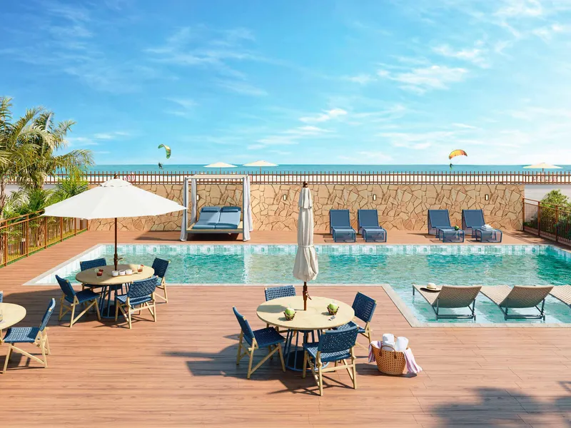 Piscina do Vista Coqueiral, com deck, espreguiçadeiras e guarda-sóis