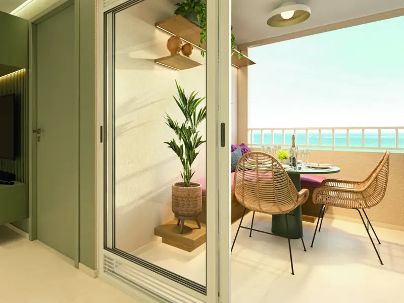 Varanda de um apartamento do Vista di Mari Prime, com mesa, cadeiras e vista para o mar