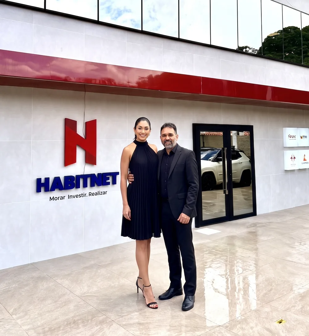Laura Bonfim e Daniel Carneiro, fundadores da Habitnet, na fachada da sede em Fortaleza