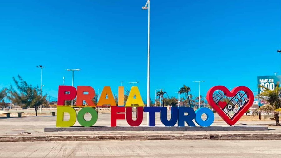 Placa da Praia do Futuro em Fortaleza com o mar ao fundo e céu azul